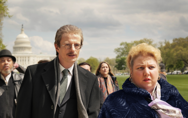 Schweigemarsch in Washington: Bernhard Docke (Alexander Scheer) und Rabiye Kurnaz (Meltem Kaptan).  Foto: Andreas Höfer, Copyright: Pandora FilmSchweigemarsch in Washington: Bernhard Docke (Alexander Scheer) und Rabiye Kurnaz (Meltem Kaptan).  Foto: Andre