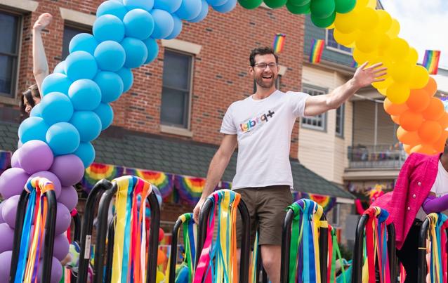 Billy Eichner am Set von &quot;Bros&quot;