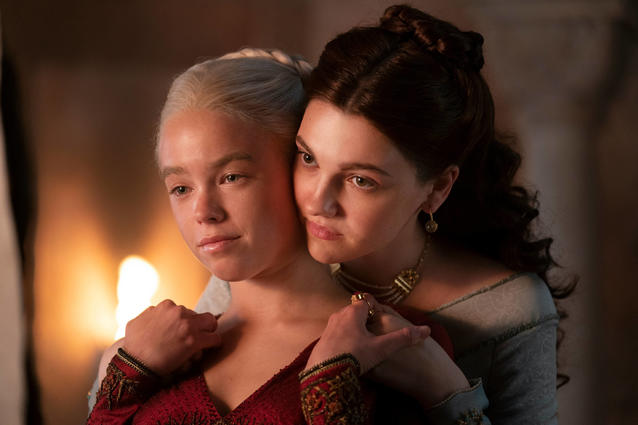 Milly Alcock als Rhaenyra und Emily Carey als Alicent in &quot;House of the Dragon&quot;. Wir verraten, wo du die Serie streamen kannst