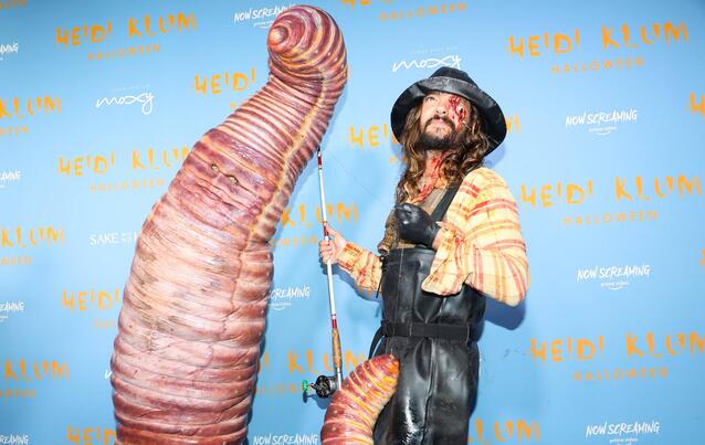 Heidi Klum erscheint an Halloween 2022 als Wurm auf dem roten Teppich, Tom Kaulitz geht als Angler