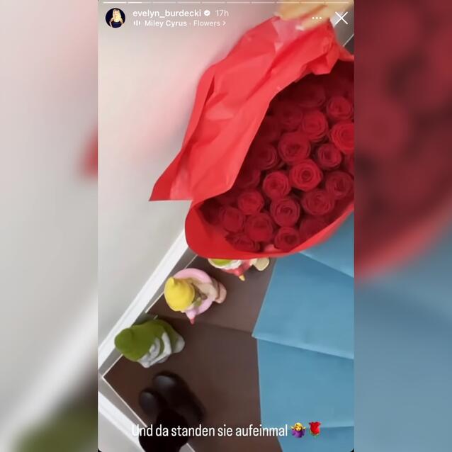 Evelyn Burdecki bekommt rote Rosen zum Valentinstag