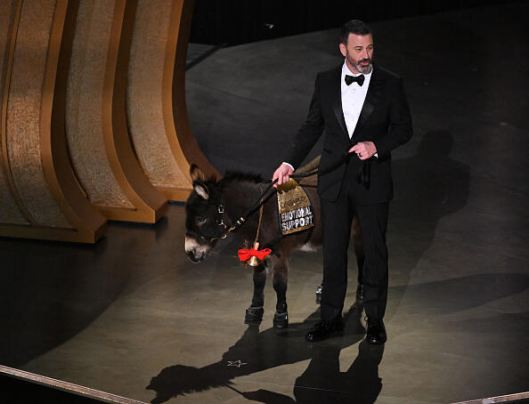 Jimmy Kimmel mit Esel auf der Bühne