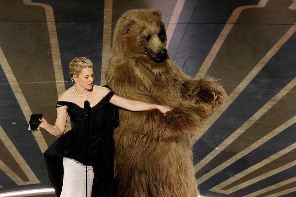 Elisabeth Banks in Begleitung des &quot;Cocaine Bear&quot;