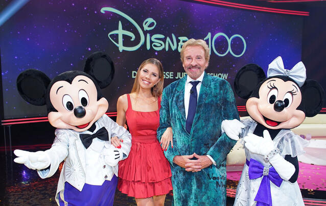Thomas Gottschalk und Victoria Swarovski und die Ehrengäste Micky und Minnie Maus zum Gala-Abend &quot;Disney 100 - Die große Jubiläumsshow&quot;.