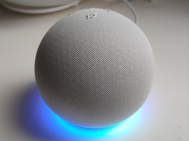 Amazon Echo Dot (5. Generation) leuchtet blau