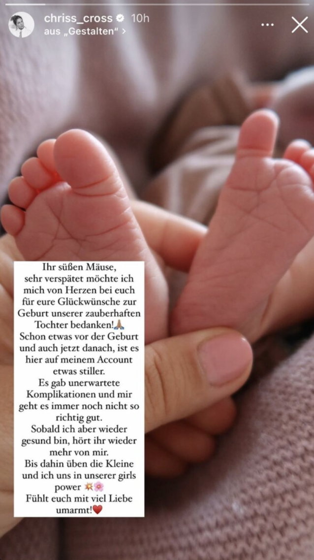 Instagram Story von Chryssanthi Kavazi mit Füßen ihrer Tochter und Text