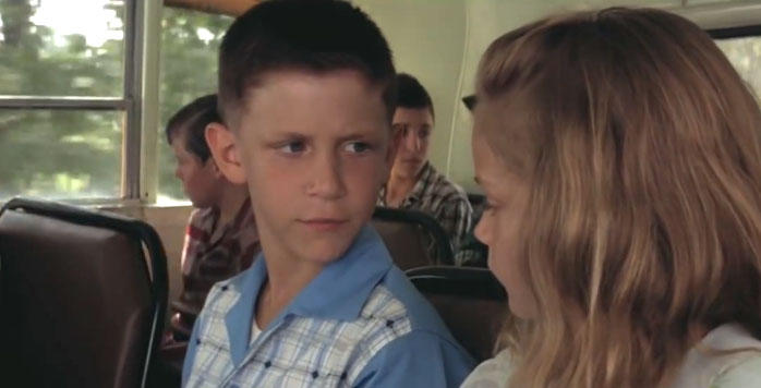 Michael Conner Humphreys als junger Forrest Gump mit seiner Filmfreundin Jenny.