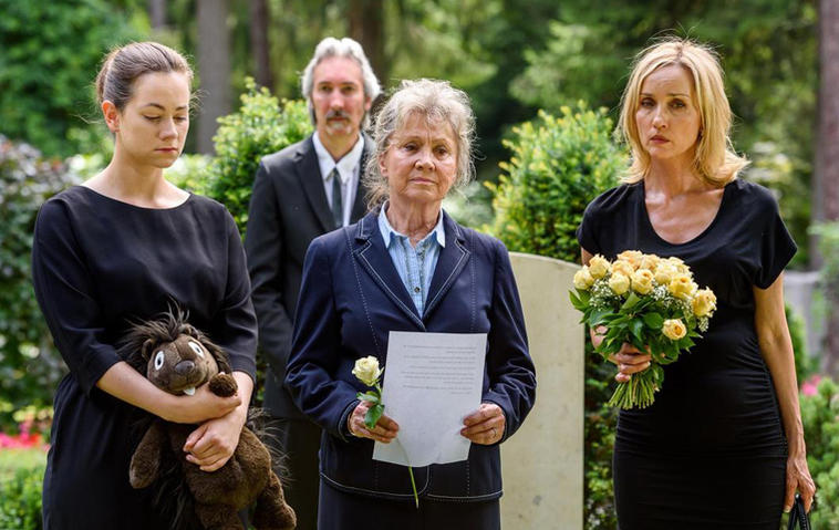 Tina (Christin Baloght, links) und Beatrice (Isabella Hübner, rechts) auf dem Friedhof. 