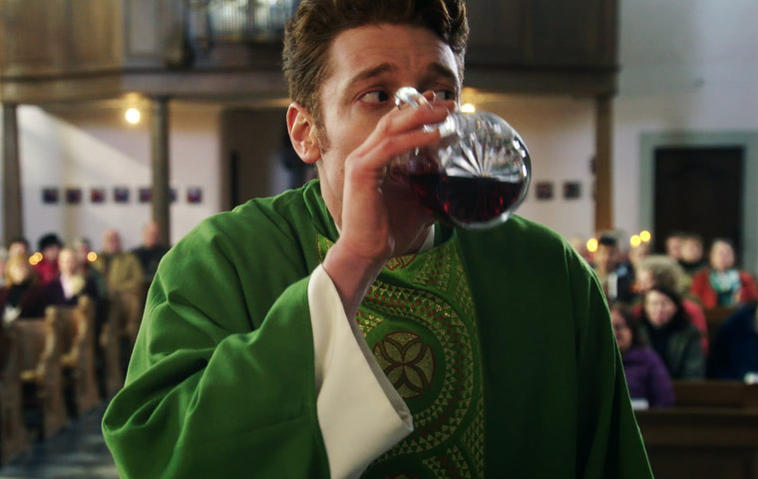 Sankt Maik: Vor der ersten Predigt muss sich Maik erst einmal einen großen Schluck Wein gönnen.