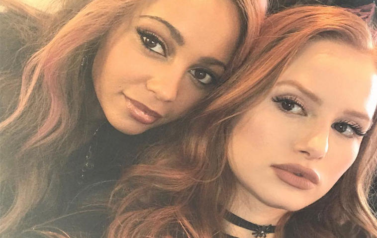 Vanessa Morgan (Toni Topaz) und Cheryl Blossom (Madelaine Petsch) von RIverdale