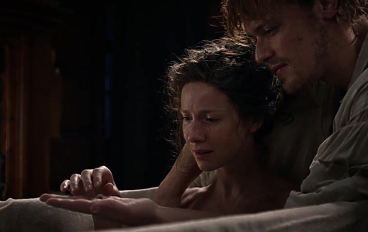 Outlander-Staffel 4: Jamie überreicht Claire Ehering