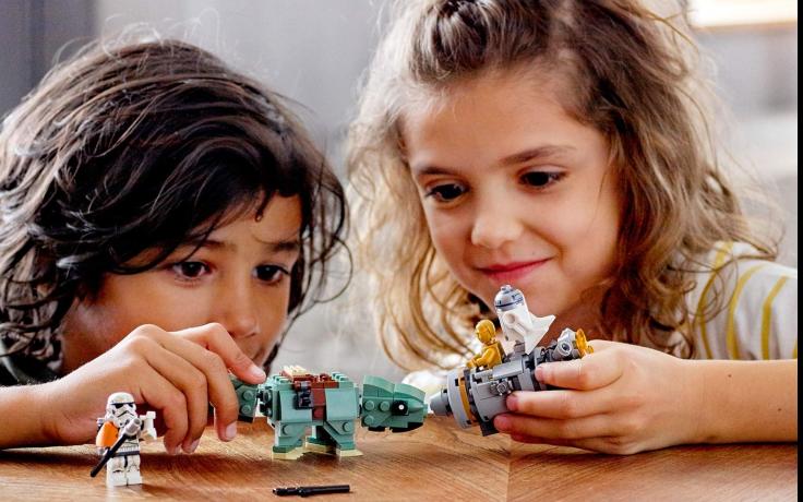Kinder spielen mit Lego Star Wars Figuren