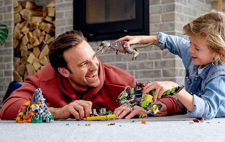 Vater und Sohn spielen mit Lego-Sets
