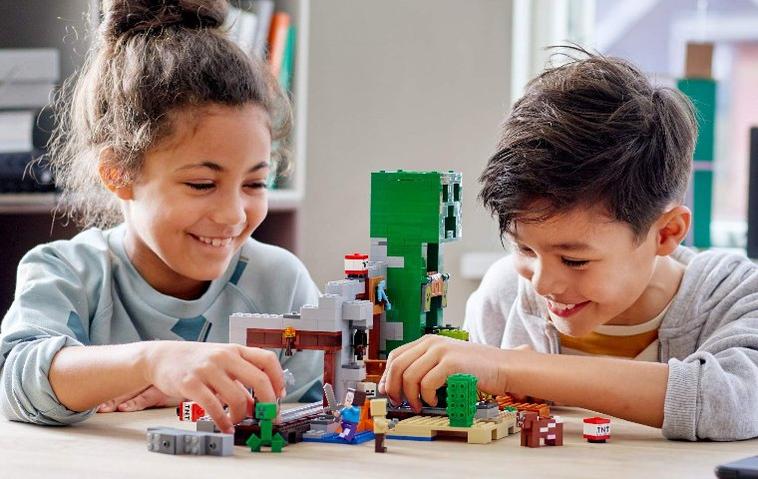 Kinder spielen mit Lego-Set