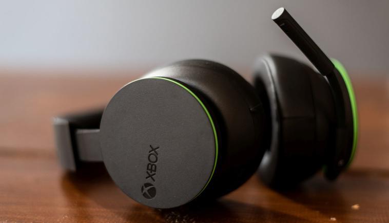 Xbox Wireless Headset liegt auf einem Holztisch.