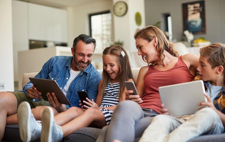 Eine Familie nutzt viele Geräte dank WLAN-Repeater.