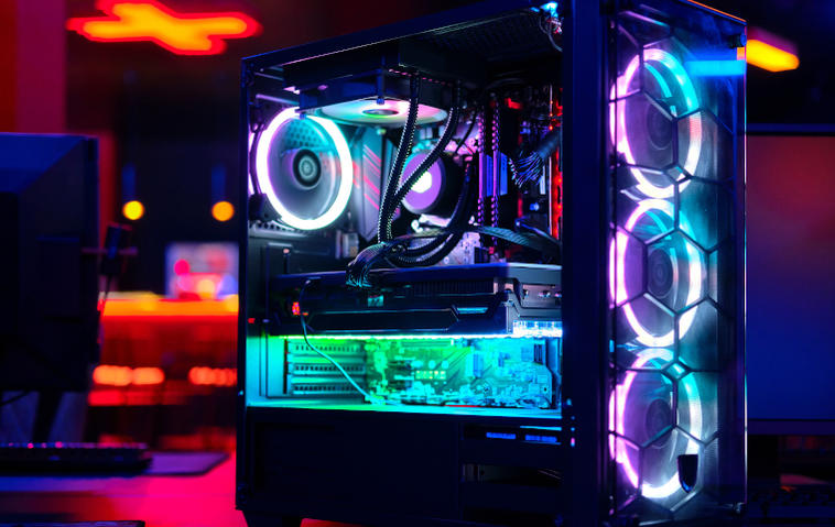 Gaming-PC mit bunter LED-Beleuchtung und Glasscheibe, durch die das Innenleben sichtbar ist