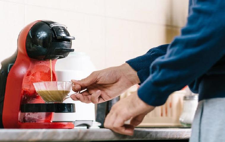 Kaffee Pad Maschine schenkt Kaffee ein 