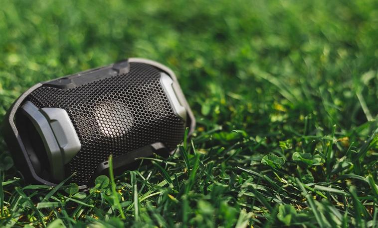 Outdoor-Lautsprecher sind eine praktische Lösung auch draußen Musik zu hören.