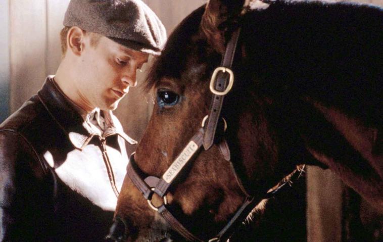 Tobey Maguire (Red Pollard) mit Popcorn Deelites in "Seabiscuit"