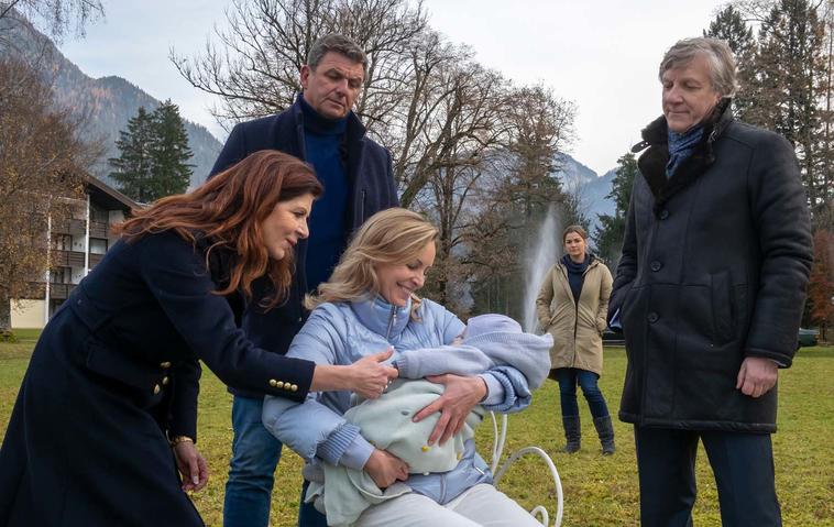 "Bergdoktor"-Staffel 15: Anne bleibt im Hintergrund während des Familienidylls