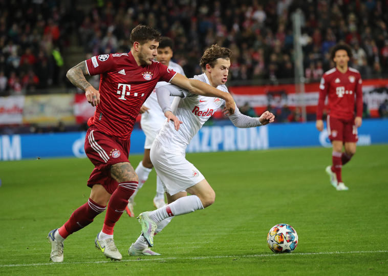Hernandez vom FC Bayern München und Aaronson vom FC Salzburg kämpfen in der Champion League um den Ball
