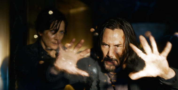 Carrie-Anne Moss und Keanu Reeves in "Matrix Resurrections"; den Film jetzt als limitiertes Steelbook, auf Blu-ray oder 4K UHD kaufen