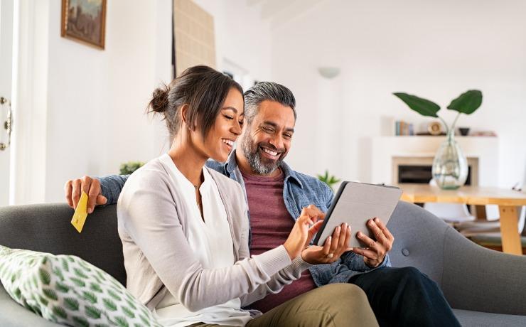 Mann und Frau mit iPad Alternative