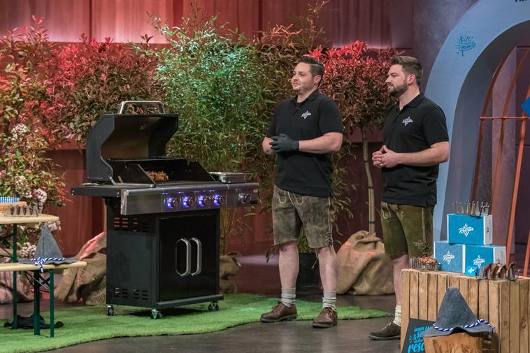 Tobias Daniel und Alexander Feilen stellen bei "Die Höhle der Löwen" ihrn BBQ Bavarian Rescher vor, den es jetzt Bei Amazon reduziert zu kaufen gibt