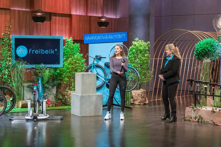 Iris-Sabine (r.) und Carmen Langstädtler stellen Freibeik bei "Die Höhle der Löwen" vor