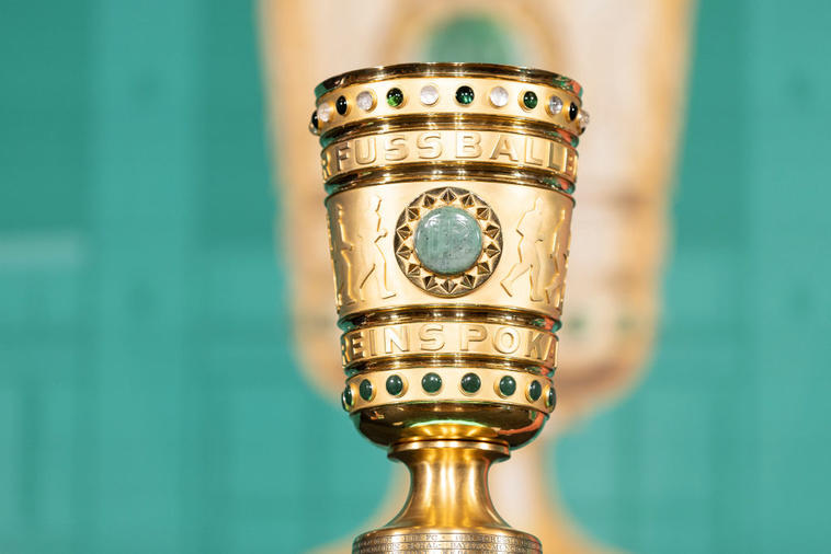 Der DFB-Pokal, um den im Finale 2022 Freiburg und Leipzig spielen