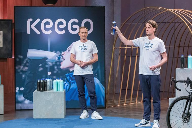 Bernd Deussen (l.) und Lukas Angst präsentieren mit „KEEGO“ die erste quetschbare Titanflasche