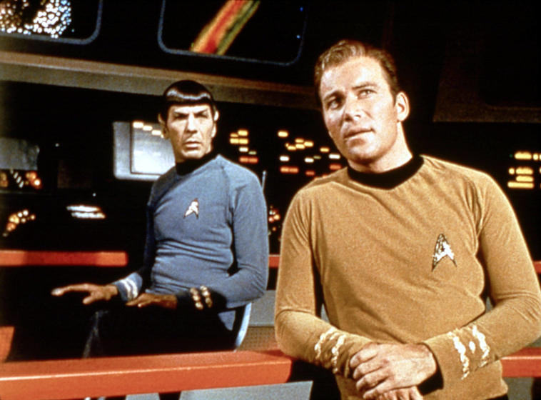 Leonard Nimoy und William Shatner in "Star Trek"; zum 56. Jubiläum der Serie begeistert Amazon mit großem Trekkie-Sale
