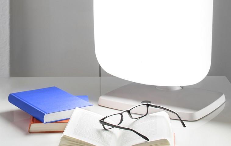 Brille, Bücher und eine Tageslichtlampe