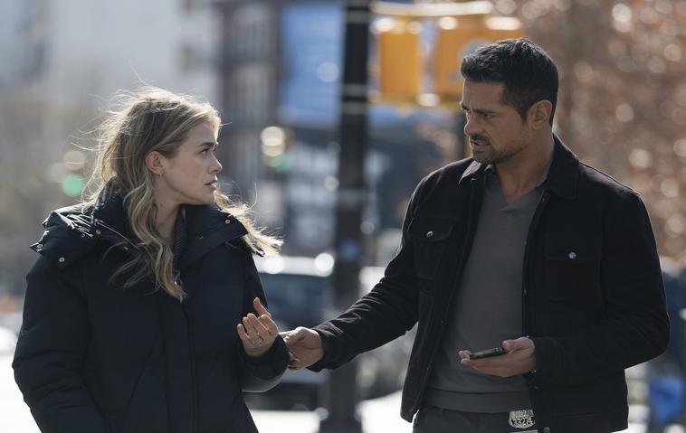 Melissa Roxburgh alias Michaela und J.R Ramirez als Jared in Staffel 4 von "Manifest"