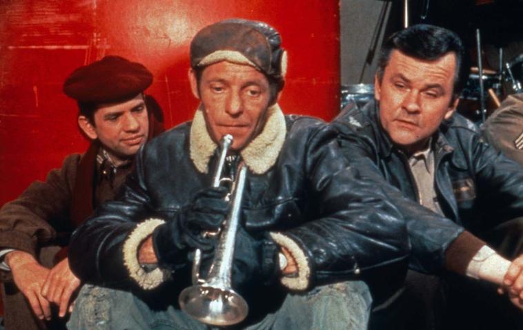 Robert Clary (unten) mit Ivan Dickson (oben), Bob Crane (Mitte) in "Ein Käfig voller Helden"