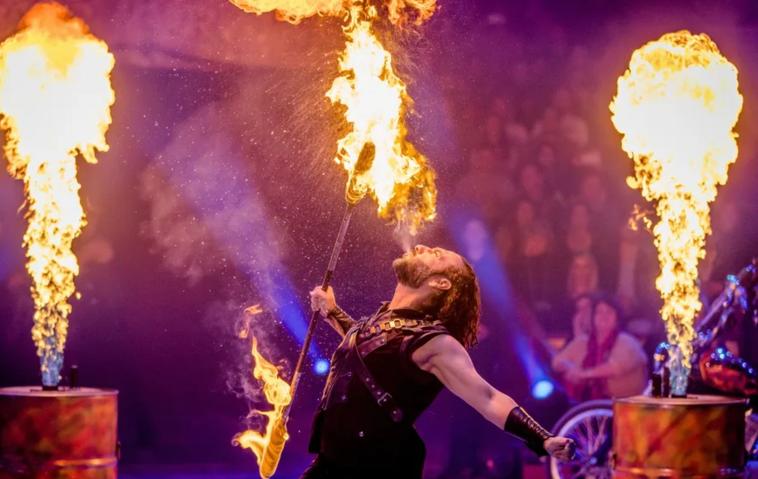 Stars in der Manege: Massimo Sinató verletzt sich beim Feuerspucken