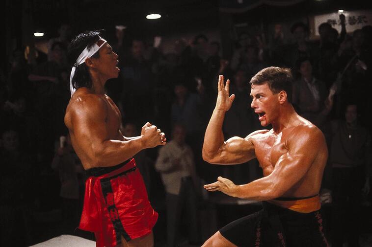 Jean-Claude van Damme lässt in Bloodsport die Muskeln spielen; der Film erscheint in 4K UHD