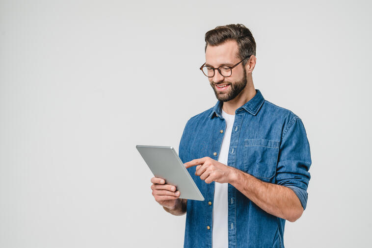 Mann mit Tablet in der Hand