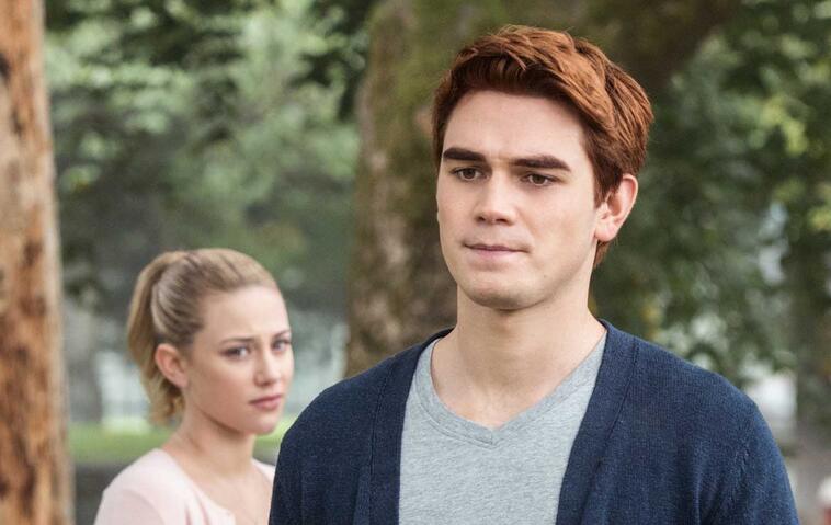 Alles zum Ende von "Riverdale", Staffel 7 mit Betty Cooper (Lili Reinhart) und Archie Andrews (K.J. Apa)