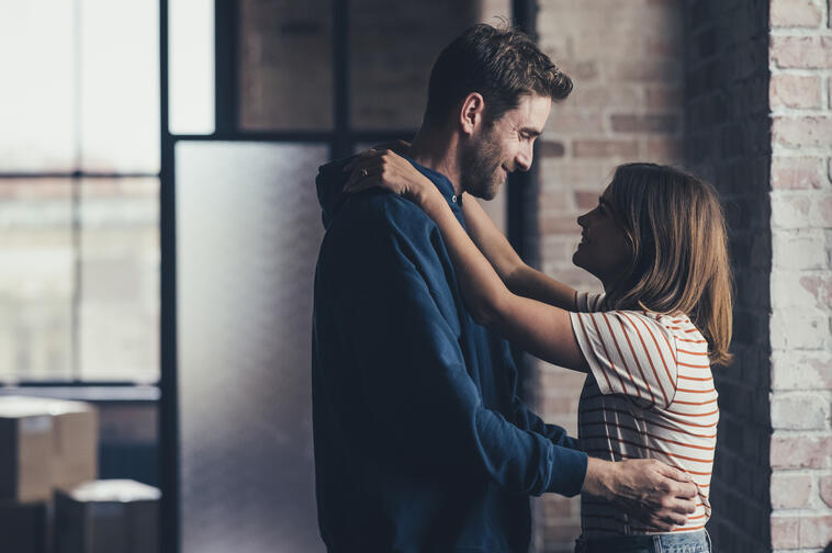 Oliver Jackson-Cohen als Will Taylor und Jenna Coleman als Liv Taylor