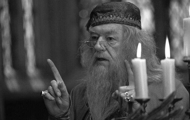 Michael Gambon als Dumbledore in "Harry Potter" neben brennenden Kerzen in der Großen Halle