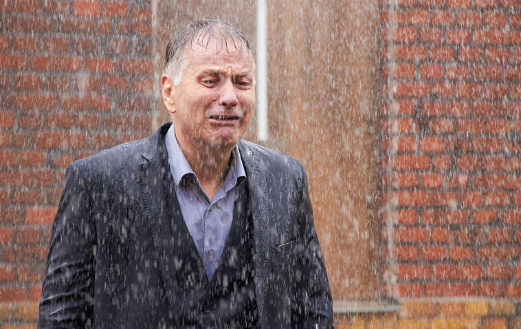 "In aller Freundschaft": Roland steht weinend im Regen