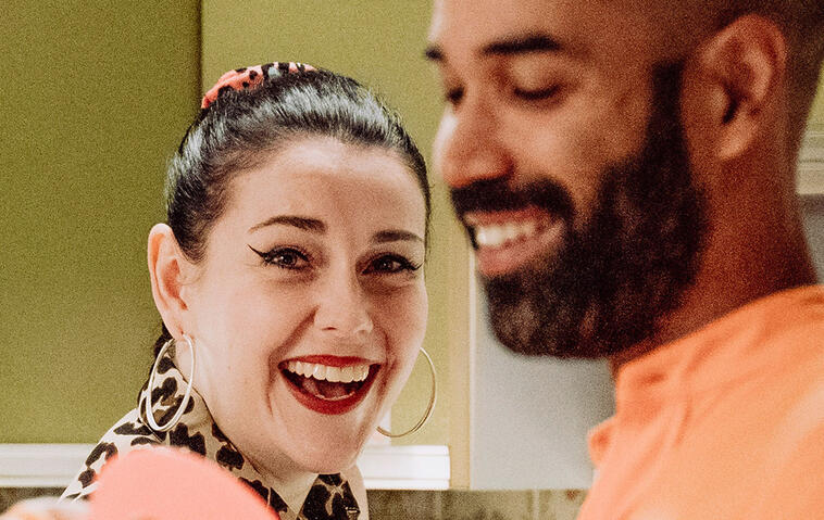 Dahoam is Dahoam: Tina Brenner (Anita Eichhorn) und Pfarrer Naveen (Markus Subramaniam) lachen