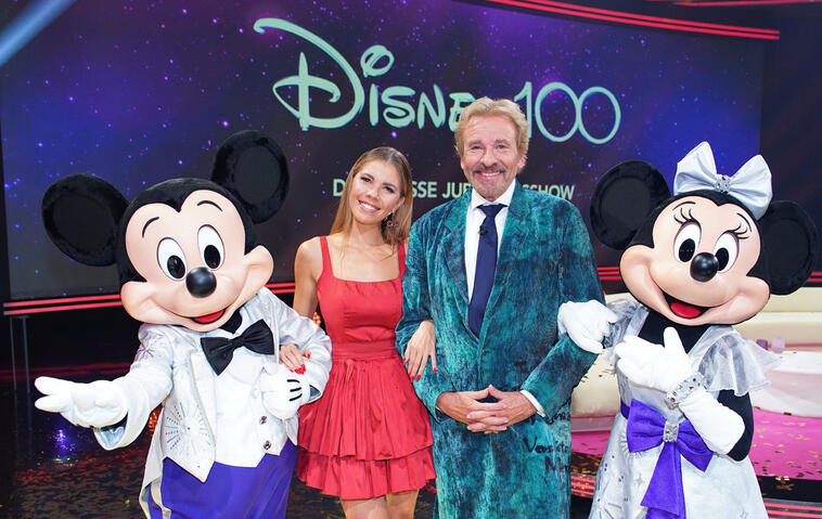 Thomas Gottschalk und Victoria Swarovski und die Ehrengäste Micky und Minnie Maus zum Gala-Abend "Disney 100 - Die große Jubiläumsshow".