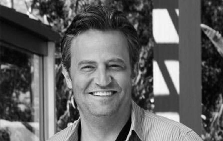 "Friends"-Star Matthew Perry lächelt in die Kamera. Nun ist er tot