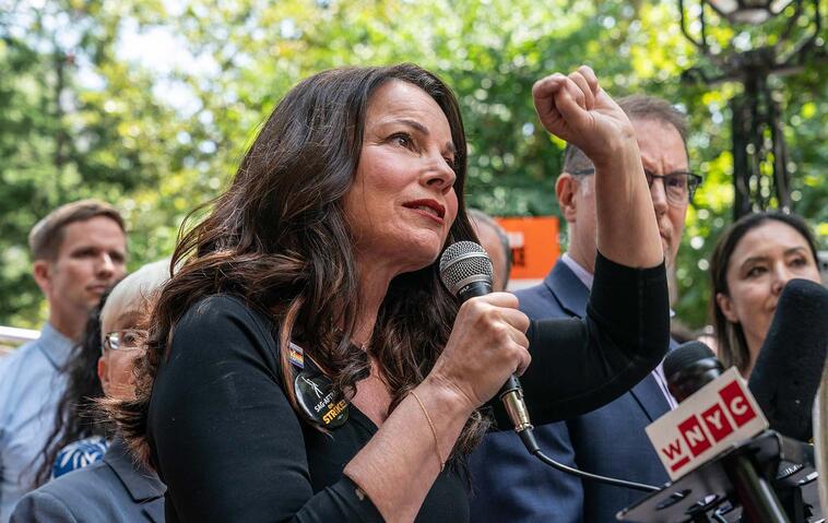Fran Drescher hält eine Rede während des Hollywood-Streiks