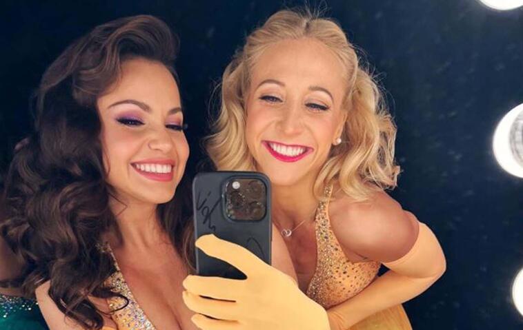 In der Garderobe der "Let's Dance"-Tour strahlen Christina Hänni und Kathrin Menzinger, gerade frisch in ein gelbes Kleid geworfen, in die Kamera