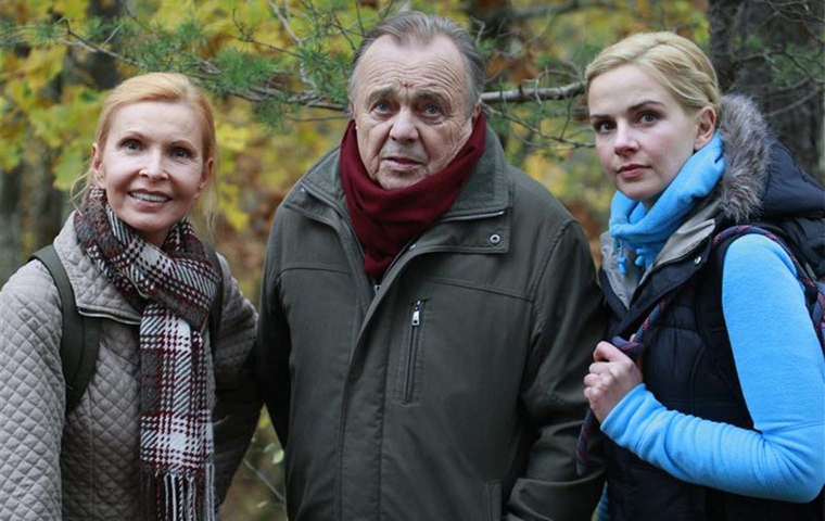 Prof. Dr. Gernot Simoni mit Frau Ingrid Rischke (li.) und Dr. Isabel Dahl (re.).