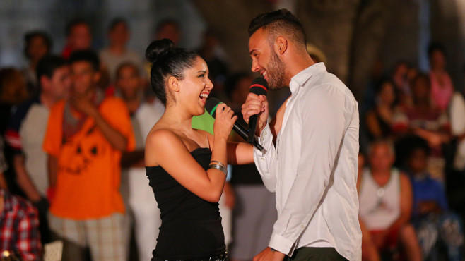 Meltem Acikgöz und Angelo Bugday performen im Duett den Song "I belong to you".